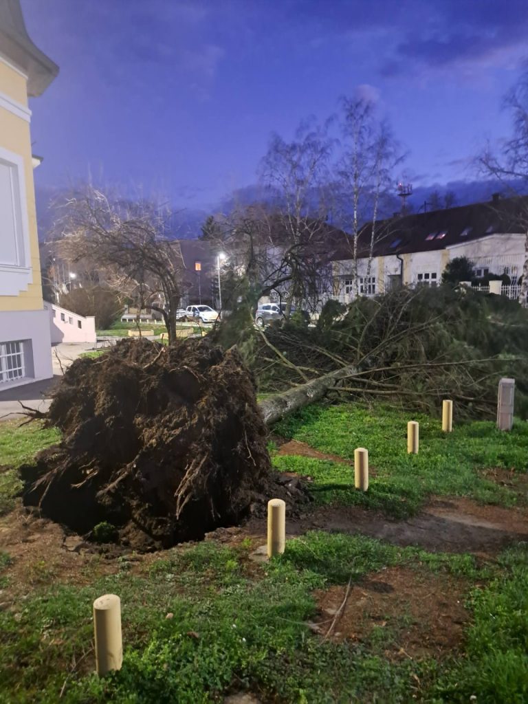 U Županiji olujni vjetar prouzročio oštećenje nekoliko vozila, narušio promet te nanio druge štete na imovini