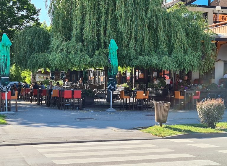 Grubim kršenjem prometnih propisa ugrozili pješake, dva su vozača nakon prometne pobjegla s mjesta događaja.