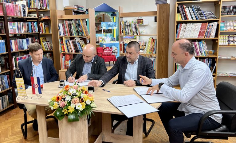 Današnjim potpisivanjem ugovora kreće unutarnje opremanje knjižnice