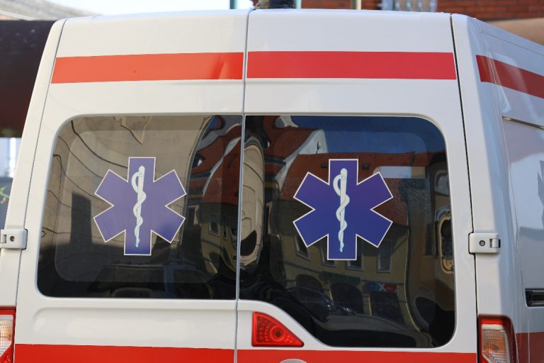 U Ceriću vozač mopeda uslijed neprilagođene brzine udario u parkirani automobil pri padu je zadobio teške tjelesne ozljede