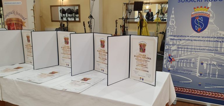 Poznati su najbolje ocjenjeni proizvođači vina i rakije na V. Vinkovačkom festivalu šunke, vina, rakije i kulena.