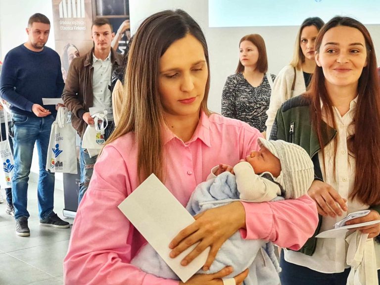 U Gradskoj knjižnici i čitaonici Vinkovci roditeljima su uručene jednokratne novčane naknade.