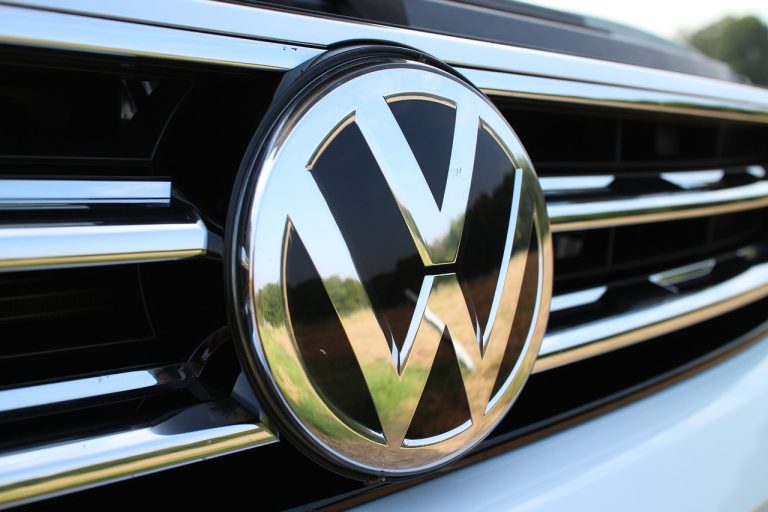 Upravljao osobnim automobilom s nepripadajućim registraskim pločicama