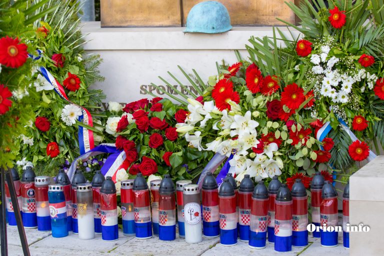 Vijenac i svijeće za Dan državnosti i Dan hrvatskih branitelja grada Vinkovaca