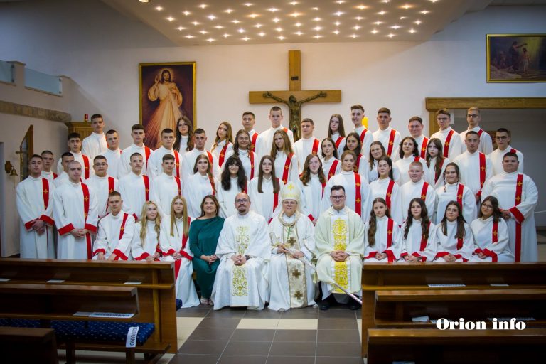Vinkovci: 49. krizmenika Župe Presvetog Srca Isusovog primilo je sakrament svete potvrde.