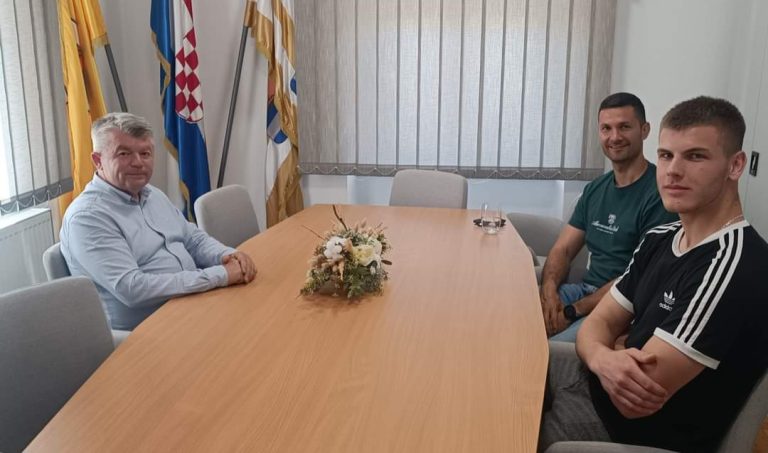 Načelnik Marko Miličević upriličio je svečani prijem Ivanu Iživkiću, nakon osvojenog prvog mjesta u bacanju kugle
