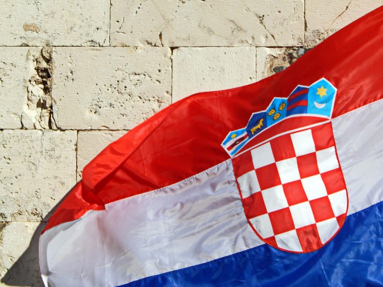 Zapalio zastavu Republike Hrvatske
