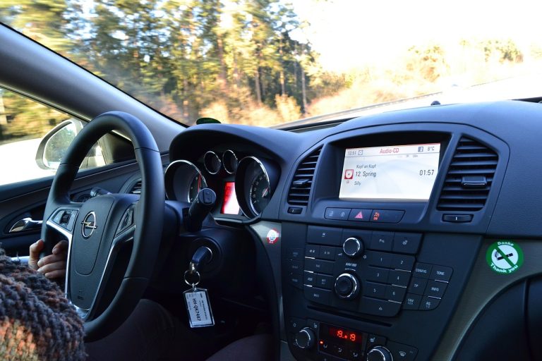 22-godišnjak upravljao vozilom prije stjecanja prava i pod utjecajem alkohola, automobilom kojemu je isteklo važenje prometne dozvole i police osiguranja