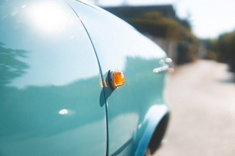 U vinkovcima struganjem oštrim predmetom oštećena dva osobna automobila na parkiralištu