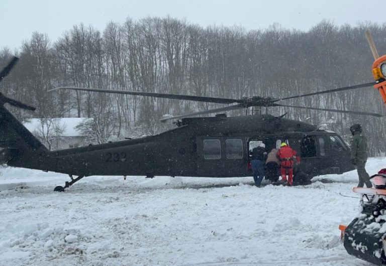 Piloti HRZ-a: Pomoć trudnici koju smo helikopterom izvukli iz snijegom zametene Like, najljepši nam je dar za Božić