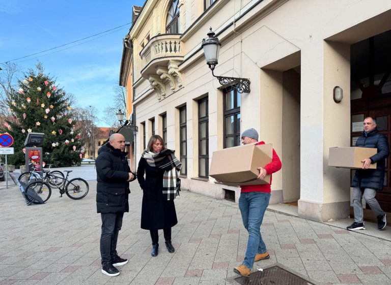 Prema potrebitim obiteljima jutros krenulo 38 blagdanskih paketa