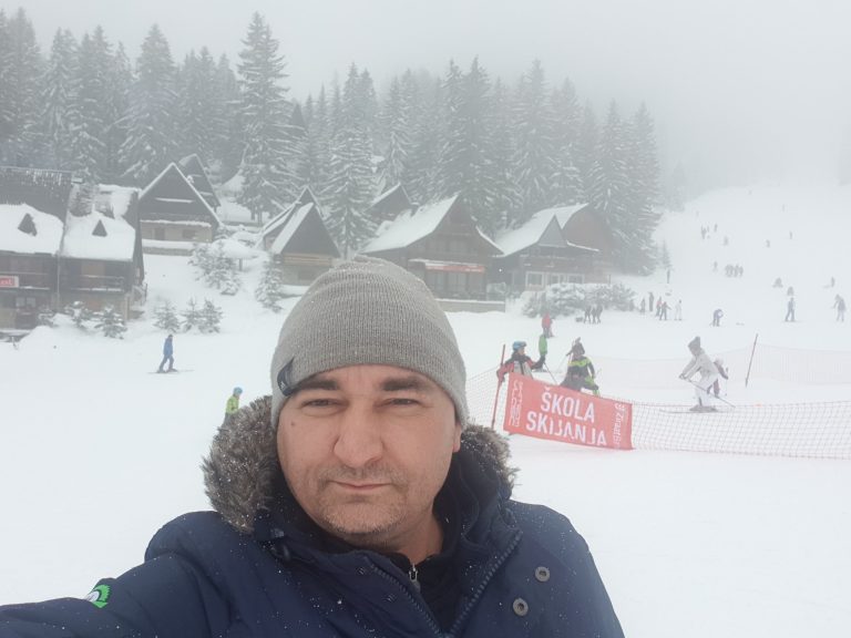 Gosti na Vlašiću (BIH) zarobljeni u snježnom nanosu, zbog snježne mećave i neprohodnih prometnica