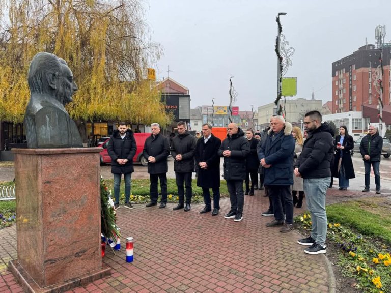 Povodom obilježavanja 25. obljetnice smrti prvog hrvatskog predsjednika dr.Franje Tuđmana položen vijenac i zapaljene svijeće