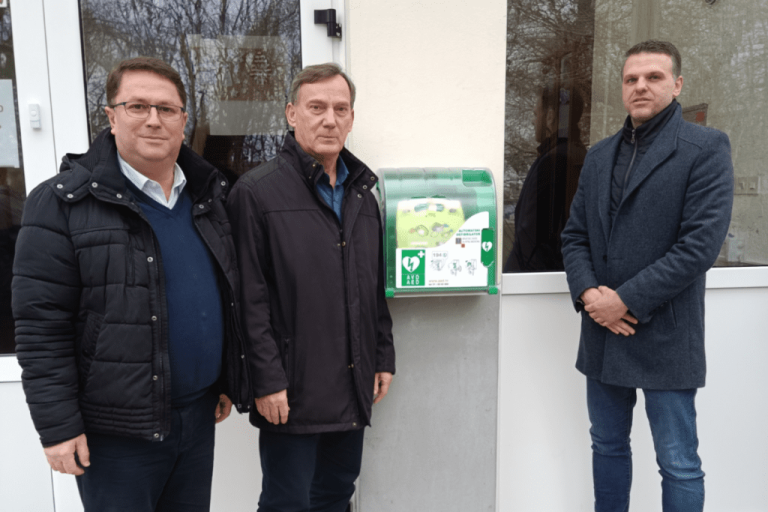 “Pokreni srce – spasi život” – AVD postavljen na pročelje zgrade Zdravstvene i veterinarske škole