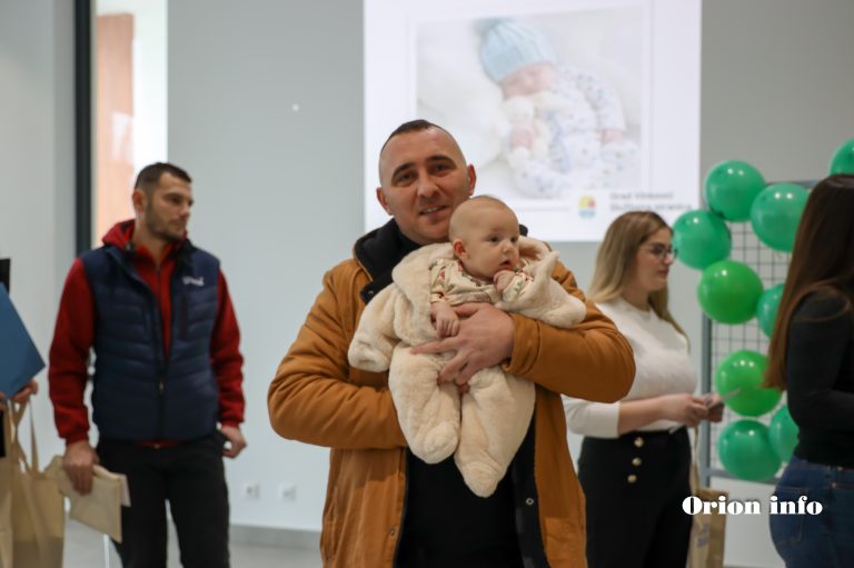 Vinkovci: Uručene naknade za novorođenu djecu