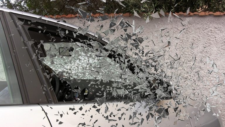 U Vinkovcima provaljeno u automobil