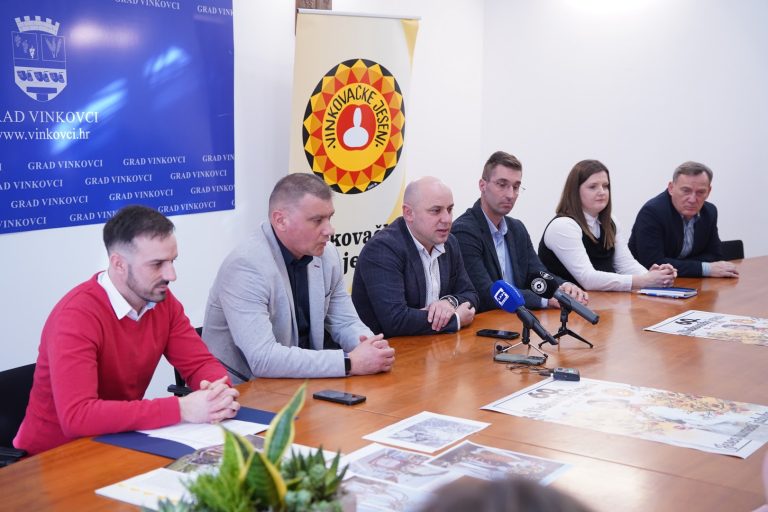 Jubilarne Jeseni vraćaju nas mladosti vinkovačkoj, rujanskim svečanostima, djevojkama rumenim k’o jabukama borinačkim…