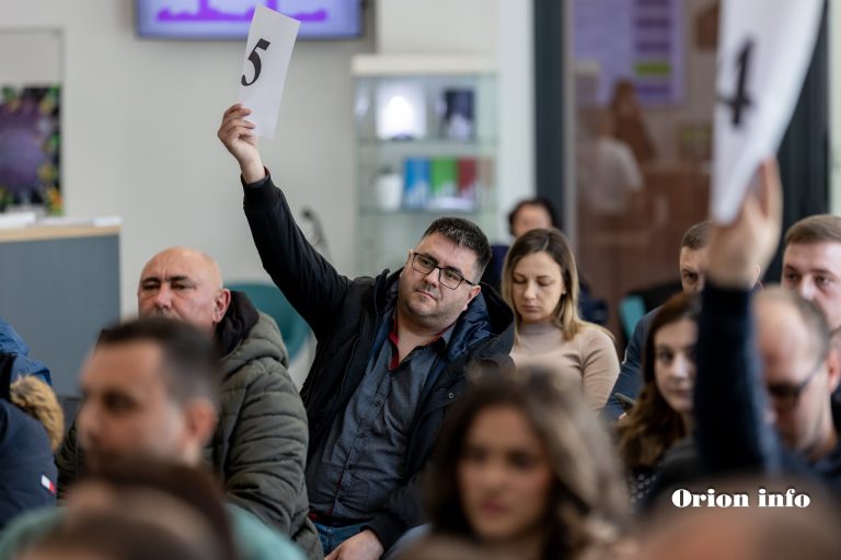 Vinkovci: U Gradskoj knjižnici potpisivanje i dodjela kupoprodajnih ugovora za građevinska zemljišta u Mirkovcima.
