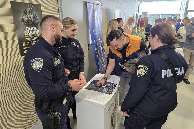 Promocija zanimanja policajac/policajka na Danima karijera i otvorenih vrata vukovarskog Veleučilišta „Lavoslav Ružička“