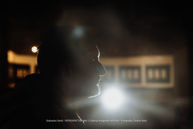 Dubravko Sertić večeras u Galeriji fotografije Meraja izlaže svoje crteže – autoportrete