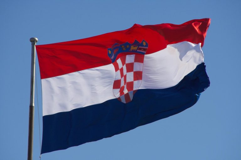 Vjetar upetljao zastavu Republike Hrvatske