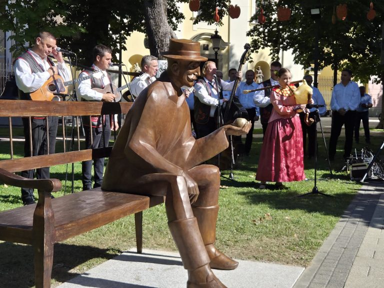 Otkriven “Osnivač” prvi spomenik Vinkovačkim jesenima, trajni podsjetnik na sve utemeljitelje manifestacije