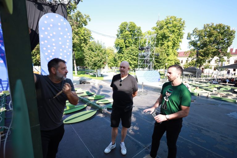 Ozračje Borinaca na pozornici 60. Vinkovačkih jeseni scenografski potpisuje Dubravko Mataković