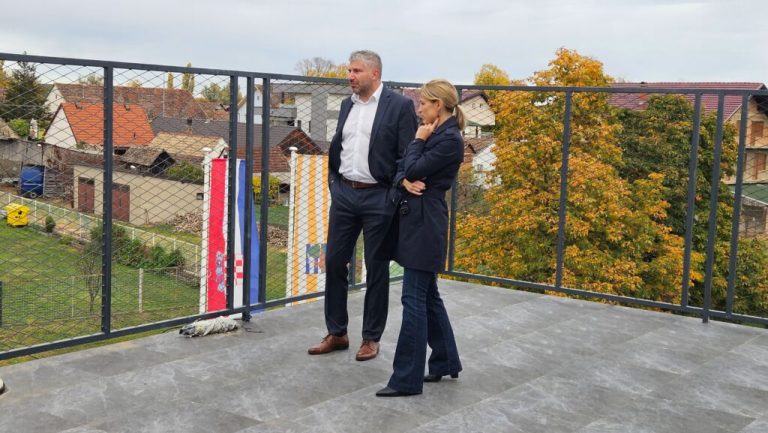 Pročelnica Jukić uvela izvođače u posao izgradnje prve školske dvorane u Drenovcima