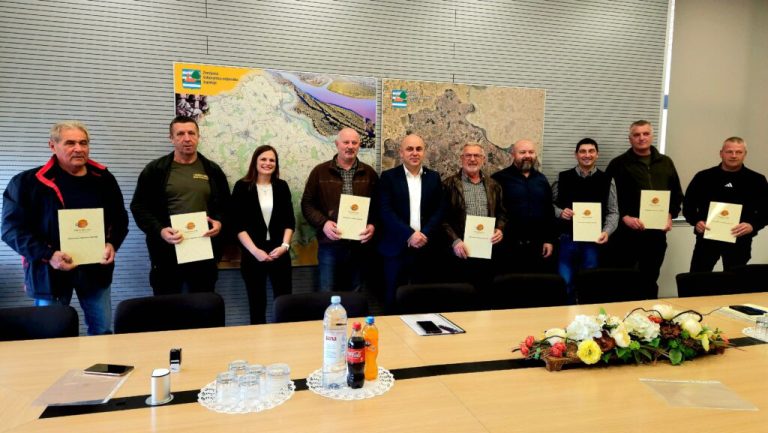 Župan Bosančić uručio ugovore o potporama lovačkim društvima: „Lovci su simbol načina života u Slavoniji“