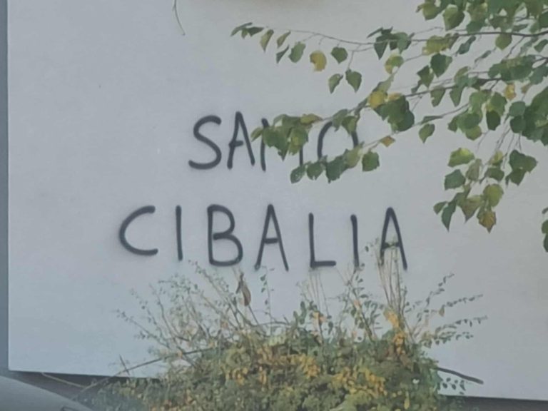 Javnoj službi lažno dojavio događaj i oštetio fasadu stambene zgrade