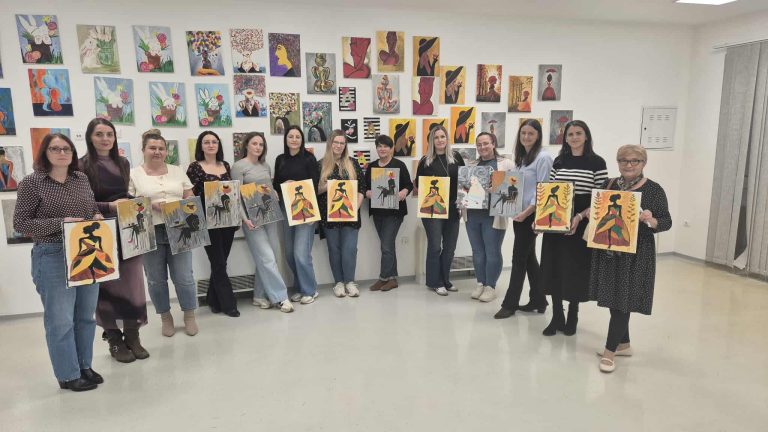 Održana završna radionica „Wine & Paint“ i otvorena izložba radova polaznica u Gunji
