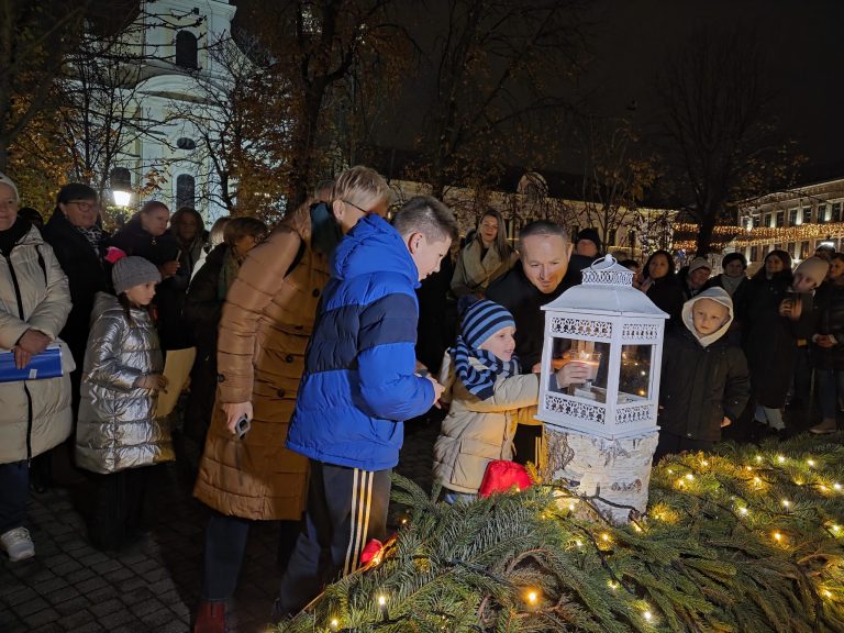 Danas palimo treću adventsku svijeću koja simbolizira radost