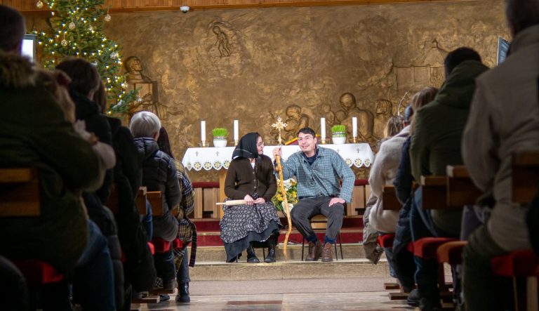 Članovi VEZ-a i volonteri izveli su reprizu igrokaza „Stari čovjek“ U crkvi sv. Antuna Padovanskog u Vinkovcima