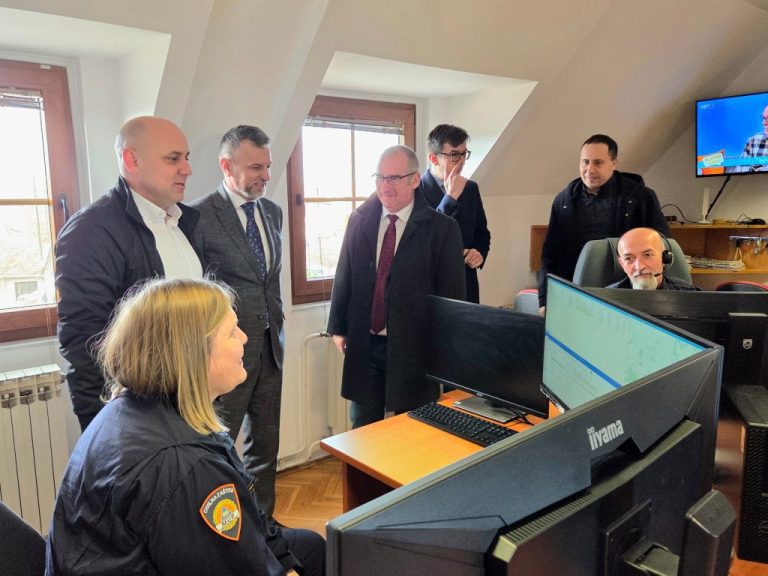 Povodom obilježavanja Europskog dana broja 112, župan Ivan Bosančić posjetio je djelatnike Službe 112 u Vukovaru