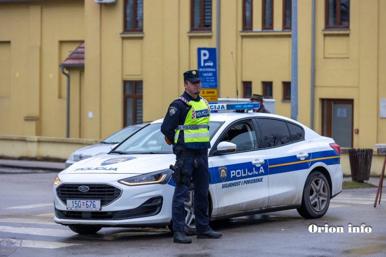 Upravljao vozilom nedopuštenom brzinom i bez položene vozačke dozvole