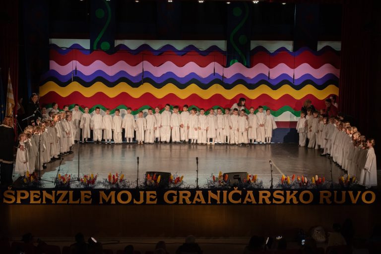 Čak 600 malenih čuvara tradicije nastupilo na Malom šokačkom sijelu u Županji 