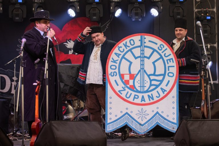 KIŠA NIJE SPRIJEČILA POKLADNO VESELJE NA ŠOKAČKOM SIJELU