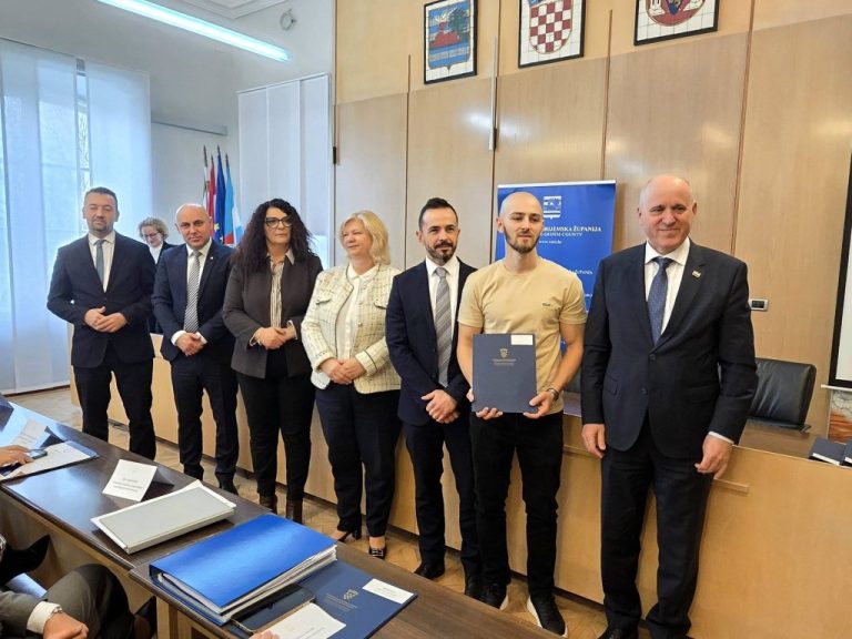 Ministar Bačić i župan Bosančić uručili ugovore o stambenom zbrinjavanju za 46 obitelji