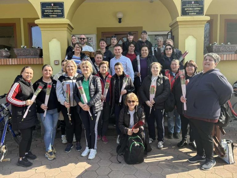 Povodom Međunarodnog dana žena načelnik Josip Štorek podijelio ruže zaposlenicama Općine Cerna