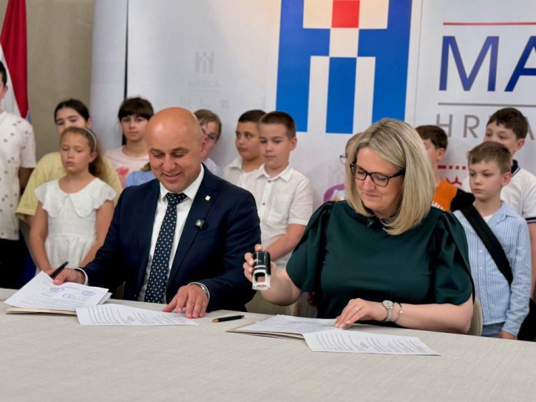 Iz Vukovarsko-srijemske županije 75.000 eura za prijevoz djece i opstojnost hrvatske riječi u Vojvodini