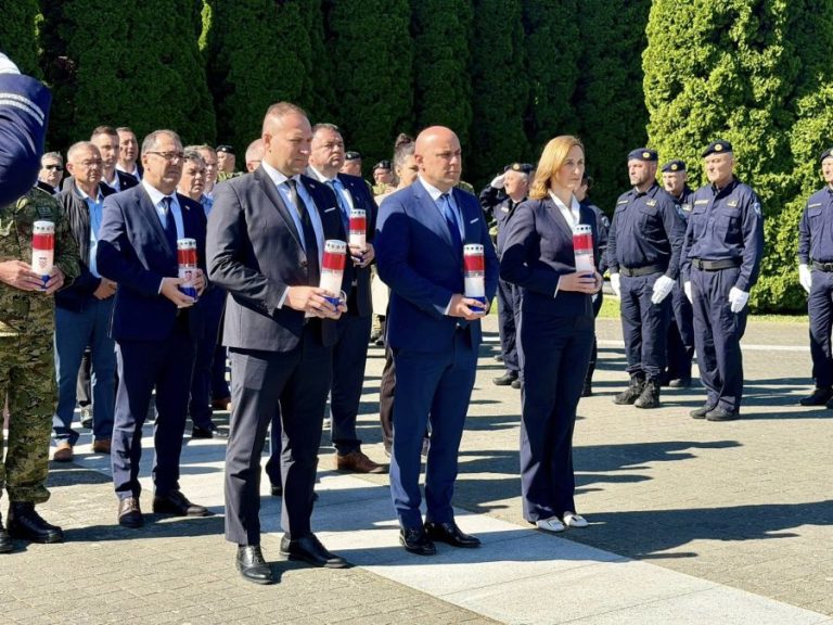 Na Memorijalnom groblju u Vukovaru položeni vijenci povodom Dana državnosti i Dana hrvatskih branitelja