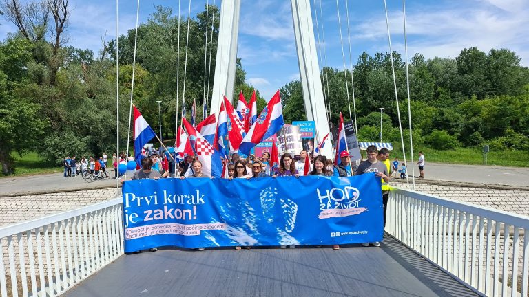 U Osijeku se danas održao Hod za život u znak potpore za svaku majku i njeno dijete