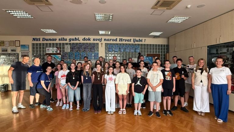 Među tisuću djece, nagrade najuspješnijim folklornim skupinama Vukovarsko-srijemske županije