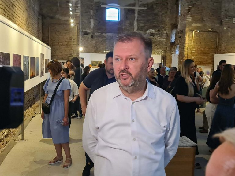Dražen Bota 50. rođendan obilježio izložbom “Mokarac” – fotografska posveta slavonskom krajoliku