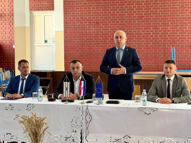 Povijesni dan za Cernu: Potpisan ugovor od 1,35 milijuna eura za uvođenje jednosmjenske nastave i dogradnju osnovne škole