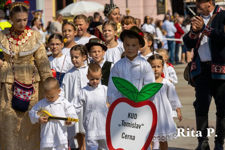 1800 malih čuvara tradicije ispunilo ulice Vinkovaca pjesmom i plesom