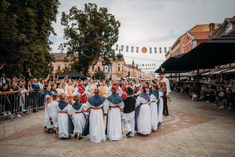 Subota donosi 23. Festival dječjeg folklora Hrvatske, Male Vinkovačke jeseni i Jelenu Rozgu