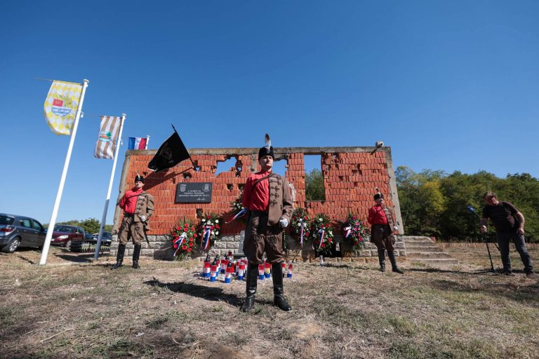 Vinkovci odali počast hrvatskim braniteljima